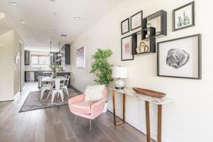 een woonkamer met een tafel en een roze stoel bij San Mateo 2br w parking ac nr shops parks SFO-1555 in San Mateo