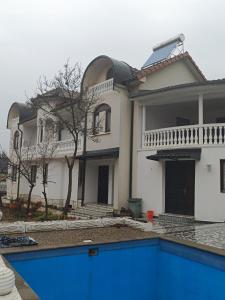 uma casa com uma piscina em frente em Vila Jovana B em Rogljevo