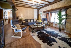 a living room with a couch and a table at Abad casa Siguenza 250m2 vivienda y exterior in Sigüenza