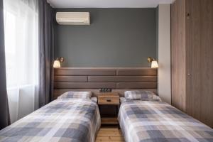 2 Betten nebeneinander in einem Zimmer in der Unterkunft Stylish Gem 2BR Apartment with AC in Sofia
