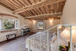 sypialnia w willi z łóżkiem w obiekcie Locanda dell'Aioncino w mieście Bibbona