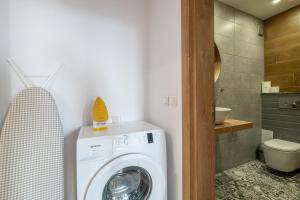 eine Waschküche mit einer Waschmaschine im Bad in der Unterkunft Stylish Gem 2BR Apartment with AC in Sofia
