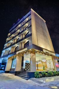 スーラトにあるHotel Elements Suratのホテルの建物の正面に階段があります。
