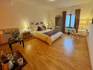 ein Schlafzimmer mit einem großen Bett und Holzboden in der Unterkunft Affittacamere Ca' de Mazapedar 