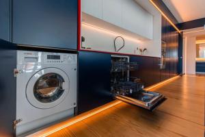 a washer and dryer in a laundry room at New Luxury Central Cascais in Cascais