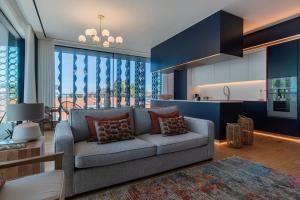 a living room with a couch and a kitchen at New Luxury Central Cascais in Cascais