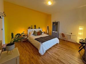 ein Schlafzimmer mit einem großen Bett mit gelben Wänden in der Unterkunft Affittacamere Ca' de Mazapedar 