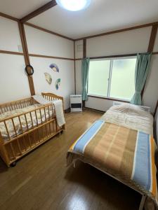 um quarto com 2 camas e uma grande janela em 名寄ベース em Nayoro