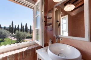 Locanda dell'Aioncino في بيبونا: حمام مع حوض ونافذة كبيرة