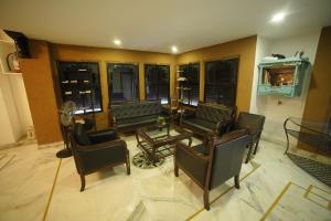 een woonkamer met banken en een tafel en stoelen bij Hotel Udai Niwas By The Lake in Udaipur