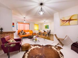 a large living room with couches and chairs at Prad'Arte in Santarém