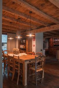 comedor con mesa de madera y sillas en Casa rural Casa Bernat, en Isil