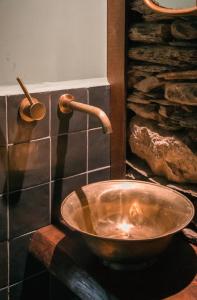 un tazón de cobre en una encimera en una cocina en Casa rural Casa Bernat en Isil