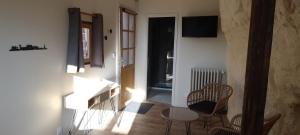 a room with a table and chairs and a window at Ô 87 - chambres d'hôtes in Amboise