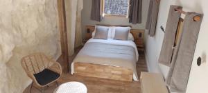 Cette petite chambre comprend un lit et une chaise. dans l'établissement Ô 87 - chambres d'hôtes, à Amboise