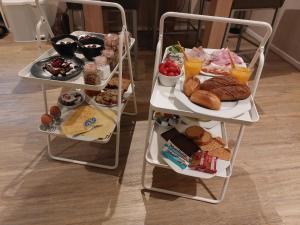 duas prateleiras de alimentos e bebidas num frigorífico em Bed & Breakfast Stiens (nabij Leeuwarden) em Stiens