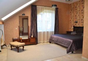 Ένα ή περισσότερα κρεβάτια σε δωμάτιο στο Classic Car Museum Apartment