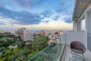 balcón con vistas a la ciudad en A fully equipped 3BR home with lovely views & WIFI, en San Julián