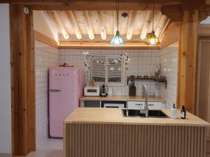 una cucina con frigorifero rosa e lavandino di Haenggung stay Dalno - Suwon private house hanok a Suwon
