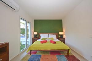 アルクーディアにあるVilla Odetteのベッドルーム1室(赤い枕2つ付)