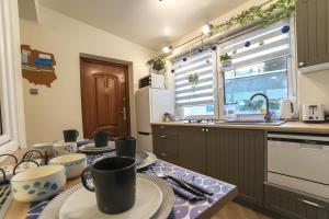 eine Küche mit einem Tisch mit Tellern darauf in der Unterkunft Apartament Żeromskiego 1 in Sandomierz