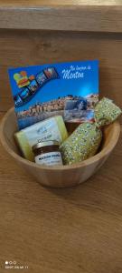 un bol de madera lleno de queso y una caja de medicinas en Confortable 2 pièces entre Menton et Monaco avec parking privé, en Roquebrune-Cap-Martin