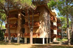 ein Gebäude mit Bäumen davor in der Unterkunft Loving apartment with garden view - Beahost in Bibione