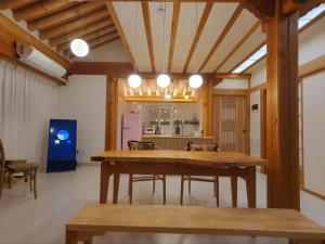 jadalnia z dużym drewnianym stołem i krzesłami w obiekcie Haenggung stay Dalno - Suwon private house hanok w mieście Suwon