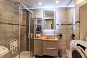 un baño con lavabo y ducha en Appartement Loft Cosy - 15mn de Paris !, en Fontenay-aux-Roses
