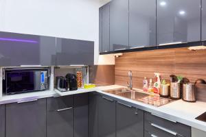 cocina con fregadero y microondas en Appartement Loft Cosy - 15mn de Paris ! All Inclusive, en Fontenay-aux-Roses