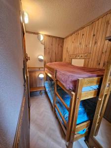 a small room with a bunk bed in it at Appartement cosy à 100m des pistes in Modane
