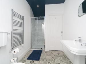 Koupelna v ubytování Pass the Keys Breeze Cottage 2 bed Beach property