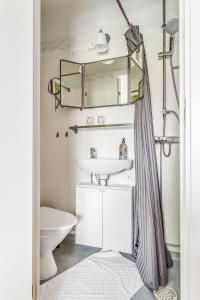 a bathroom with a sink and a mirror at Hotell Nordevik in Skärhamn