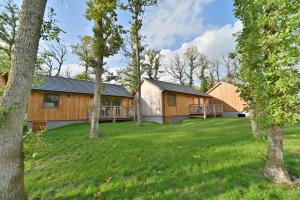 una casa con un gran patio con árboles en Bois de l'Ourthe 202, en Somme-Leuze