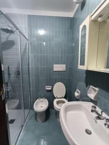 een badkamer met een toilet, een wastafel en een douche bij Casa Agave in Ventimiglia