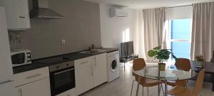 a kitchen with a table and a dining room at Apartamento de 70 m2 en el Arroyo de la Vega , Alcobendas in Alcobendas