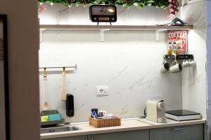 Cuisine ou kitchenette dans l'établissement beb Da basso experience Napoli Toledo, Pompeii, Ercolano and Vesuvio