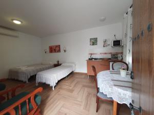 Las Casitas في توريمولينوس: غرفة بسريرين وطاولة وكراسي