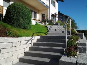 un conjunto de escaleras delante de una casa en Ferienwohnung Ehret, en Wald-Michelbach