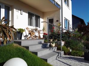 um conjunto de escadas de betão que levam a uma casa em Ferienwohnung Ehret em Wald-Michelbach