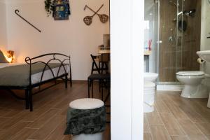 une chambre avec un lit et une salle de bain avec WC dans l'établissement beb Da basso experience Napoli Toledo, Pompeii, Ercolano and Vesuvio, à San Giorgio a Cremano 37 autres photos