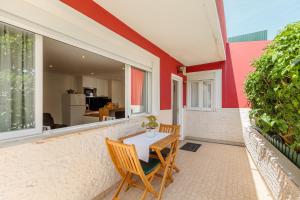 un patio con tavolo e sedie sul balcone. di Algés Village Casa 2 by Lisbon-Coast vacation ad Algés