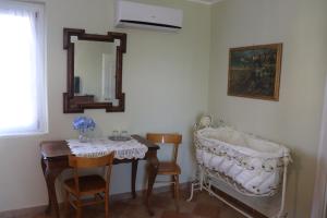 ein Esszimmer mit einem Tisch und einem Spiegel in der Unterkunft Cascina Angelina in Casteggio