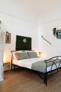 une chambre avec un lit dans une pièce dans l'établissement beb Da basso experience Napoli Toledo, Pompeii, Ercolano and Vesuvio, à San Giorgio a Cremano