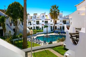 ラゴスにあるSun Apartmentのプール付きホテルの航空写真