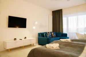 Televízia a/alebo spoločenská miestnosť v ubytovaní Prima by Baltic Home