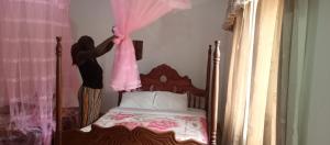 Кровать или кровати в номере Rwenzori Base camp tour Holiday Inn