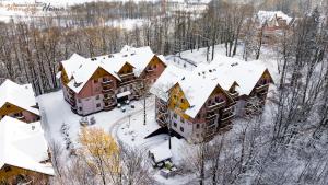 uma vista aérea de uma casa coberta de neve em Wonder Home - Apartament Grey w spokojnej okolicy - blisko terenów zielonych em Karpacz