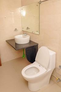 Kumari apartment في كاتماندو: حمام به مرحاض أبيض ومغسلة