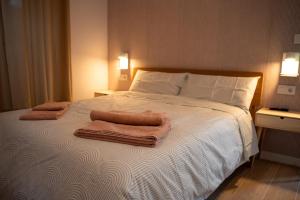 阿馬達的住宿－La Siesta Hostel，一间卧室配有带毛巾的床